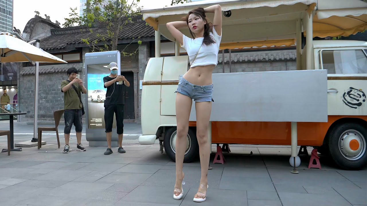 4K HDR 街拍成都太古里，长腿妹子舞姿让人扛不住｜ChengDu, nightlife, Exploring China, 4K China street #街拍#成都街拍#China#