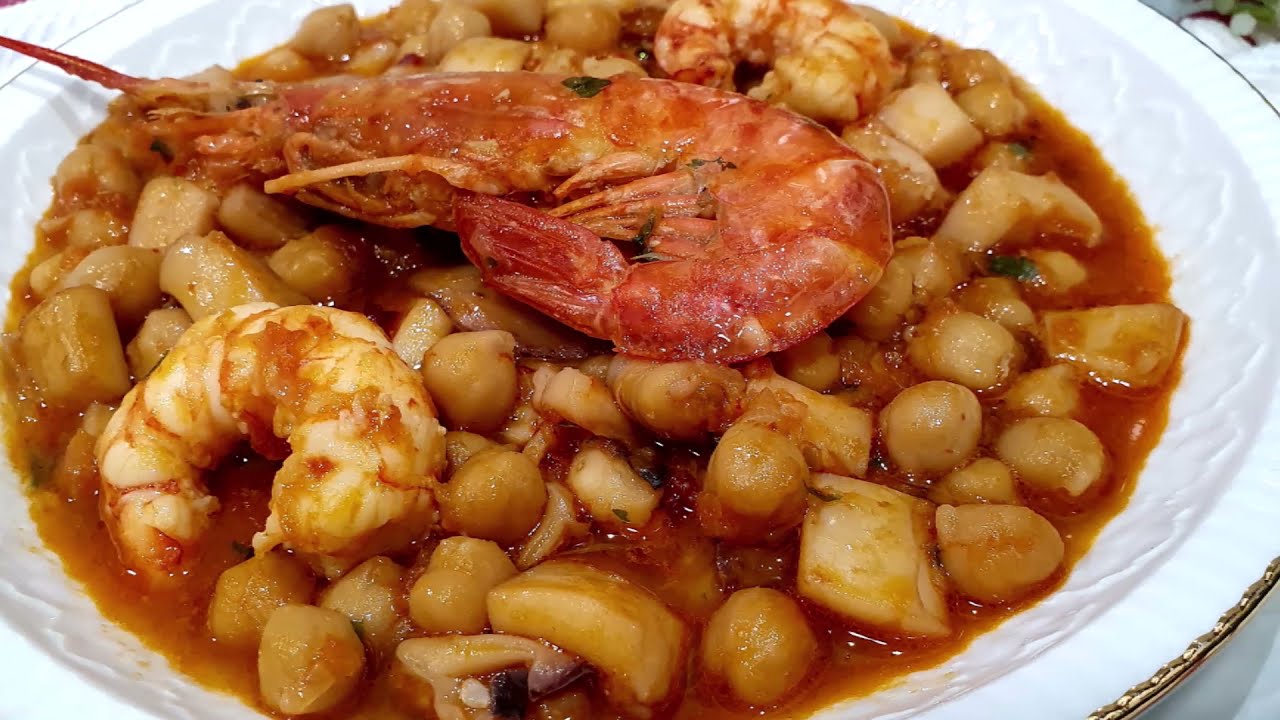 GUISO DE GARBANZOS CON SEPIA Y GAMBAS