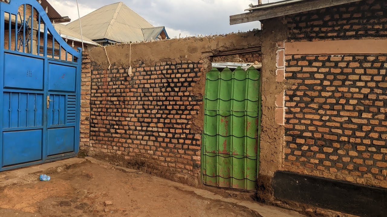 Inzu yubakishije amatafari ahiye igurishwa 5.000.000Frw iri Rwamagana-Kigabiro. Tel:(+250)785010312