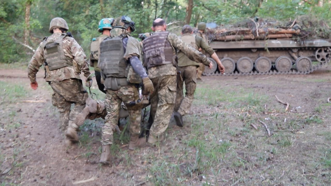 Евакуація пораненого піхотинця на передовій