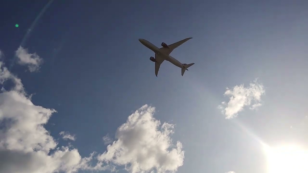 Planes at London Heathrow Airport / runway 09R departures 22/09/25