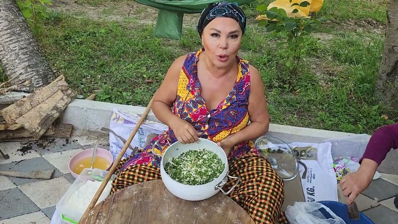 Safiye Soyman, Ağlasun Yeşilbaş köy ve Yayla evinde  Gözleme yaparken,