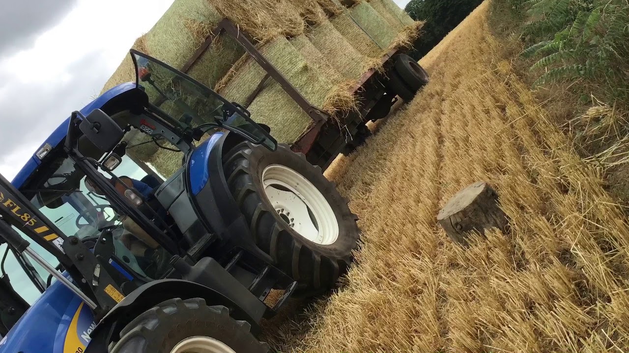 Stacking straw bales - Newholland  T6030