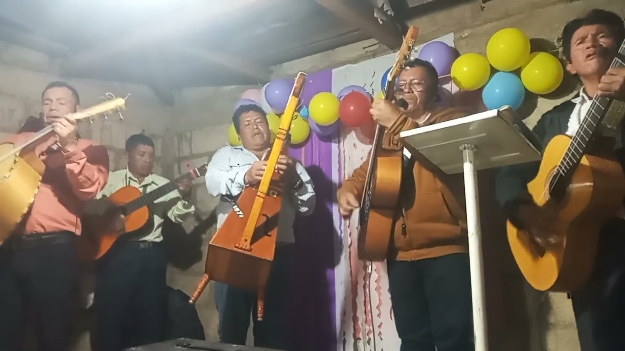 el cumpleañero  canta con mana del olivo