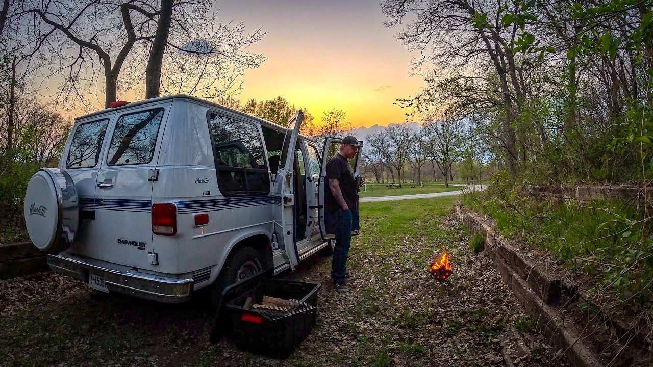 Van Camping In Rain Showers - Spicy Mac & Cheeseburger
