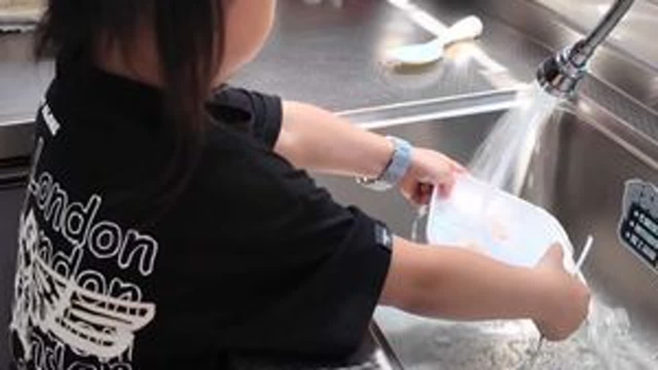 孩子自己做成功一件事，那发光的小眼神，超有成就感的呀～ 把孩子的事还给她自己，她也很为自己骄傲呀～#vlog日常 #亲子 #记录生活 #童年 #暑假