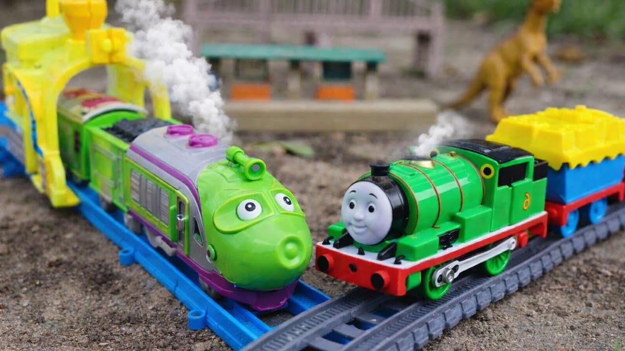 Drama Kereta Uap Babaranjang MENABRAK Kereta Api Thomas 😱😱 Anjlok Terguling Keluar Rel Perlintasan 