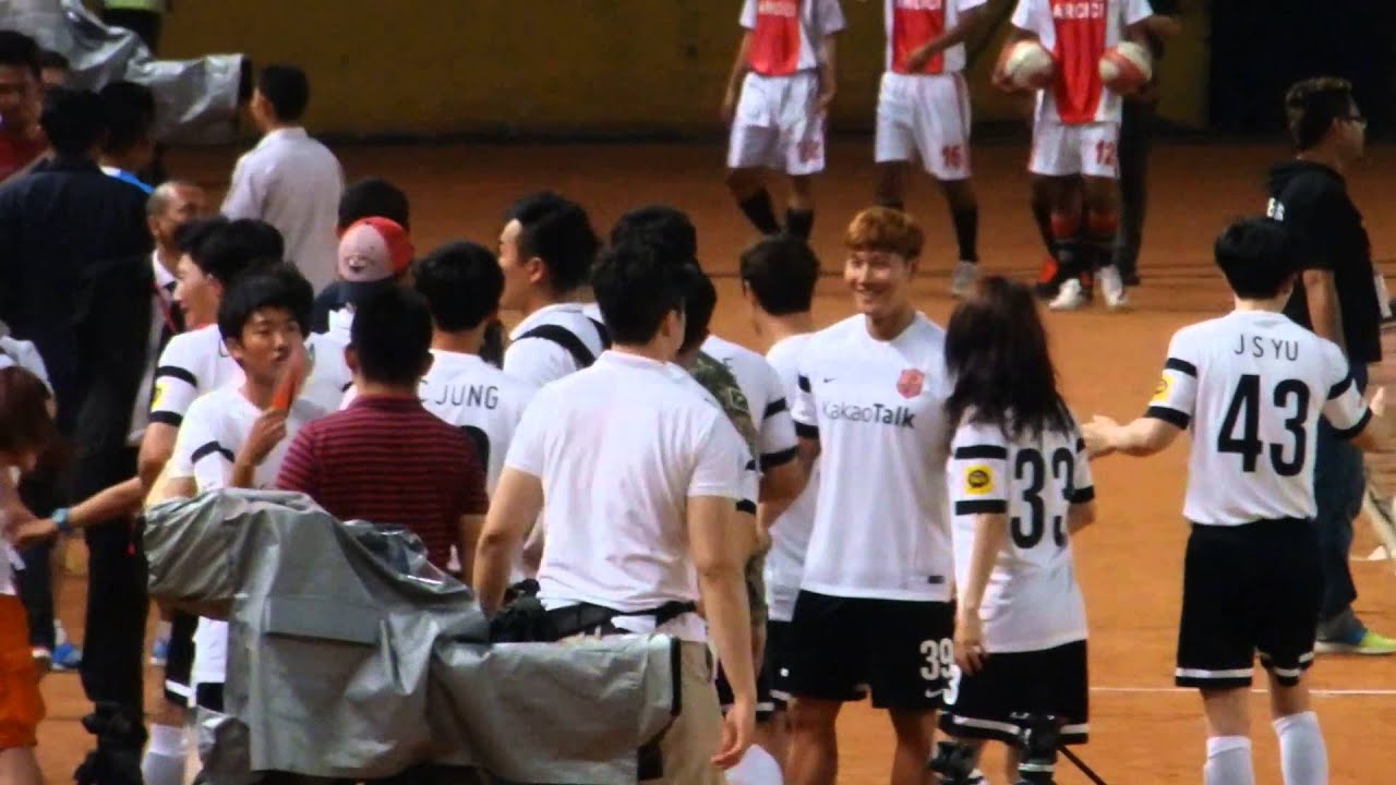 Asian Dream Cup 2014 Ji Hyo & Kwang Soo Bring Water