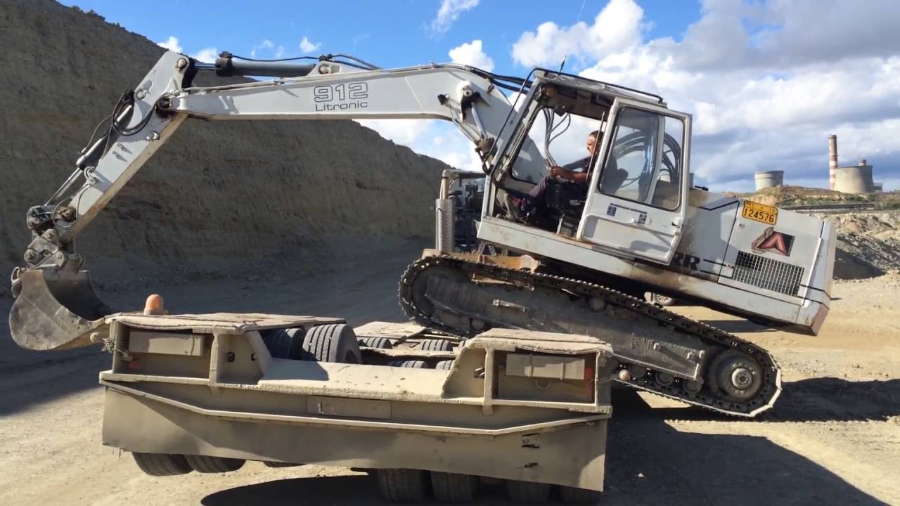 Loading - Unloading Liebherr 912 By Side