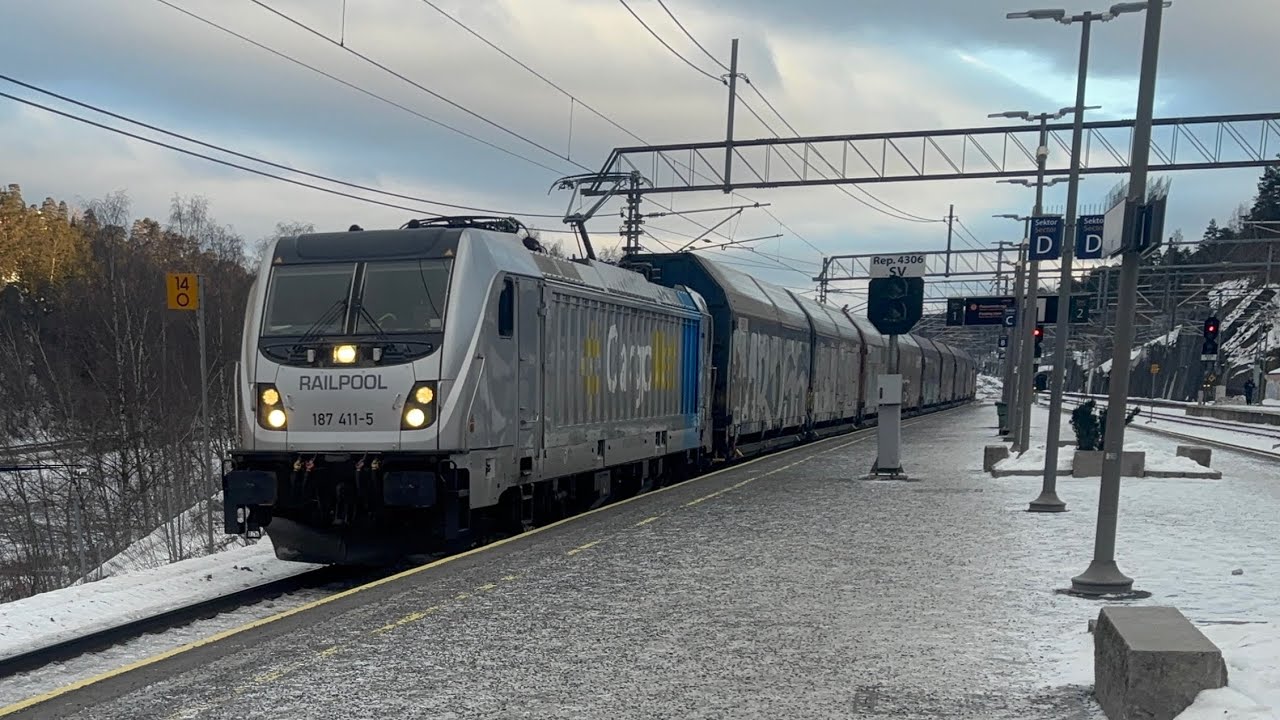 CargoNet 187 to Sundland passing Sandvika station #banenor #cargo #train #trainspotting #railway 