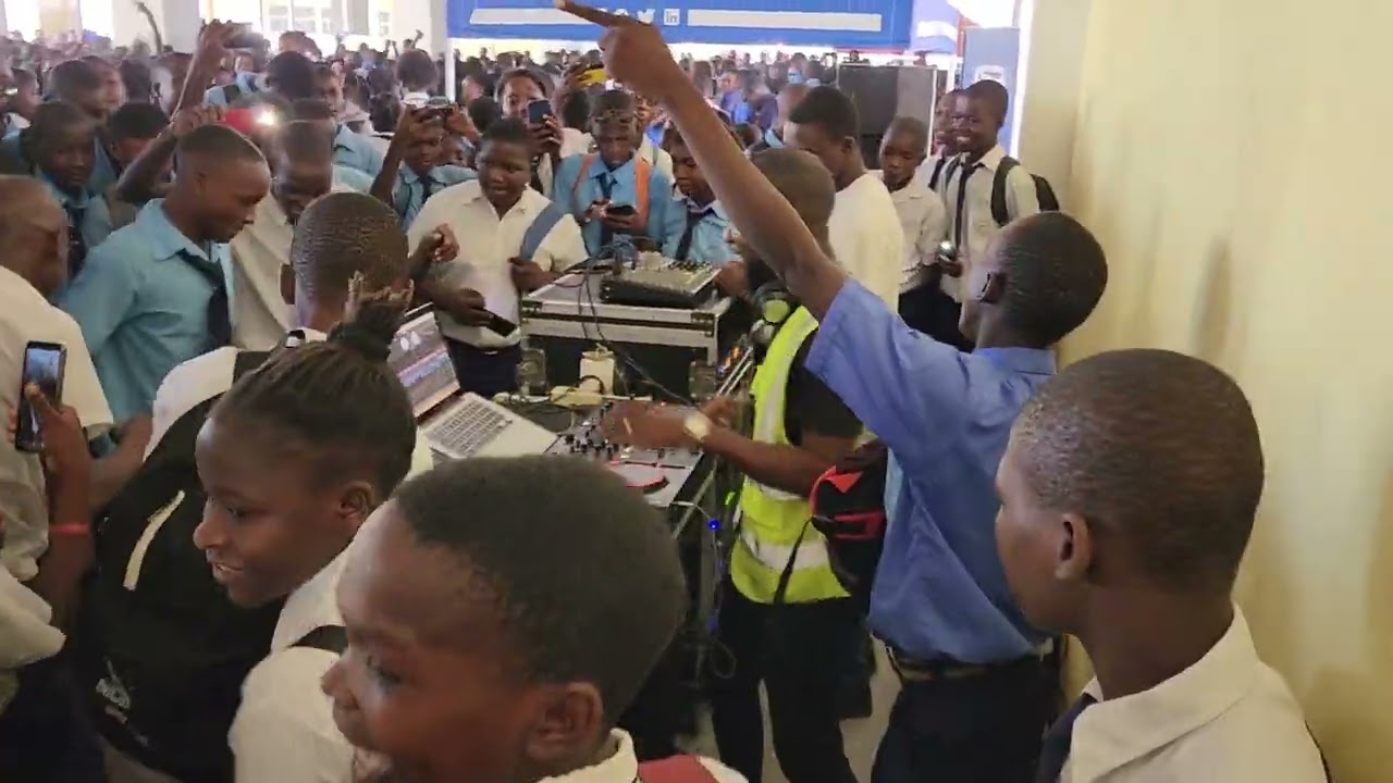 Dj Cabeça num momento de descontracção na Escola Secundária de Mafambisse. . .