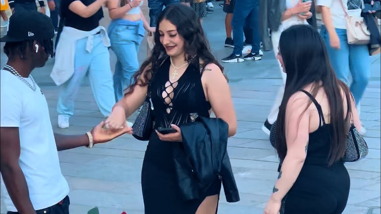J’offre le sourire à des inconnues dans la rue 🫠😉#love #lovely #kindness #explore #youtube #fyp