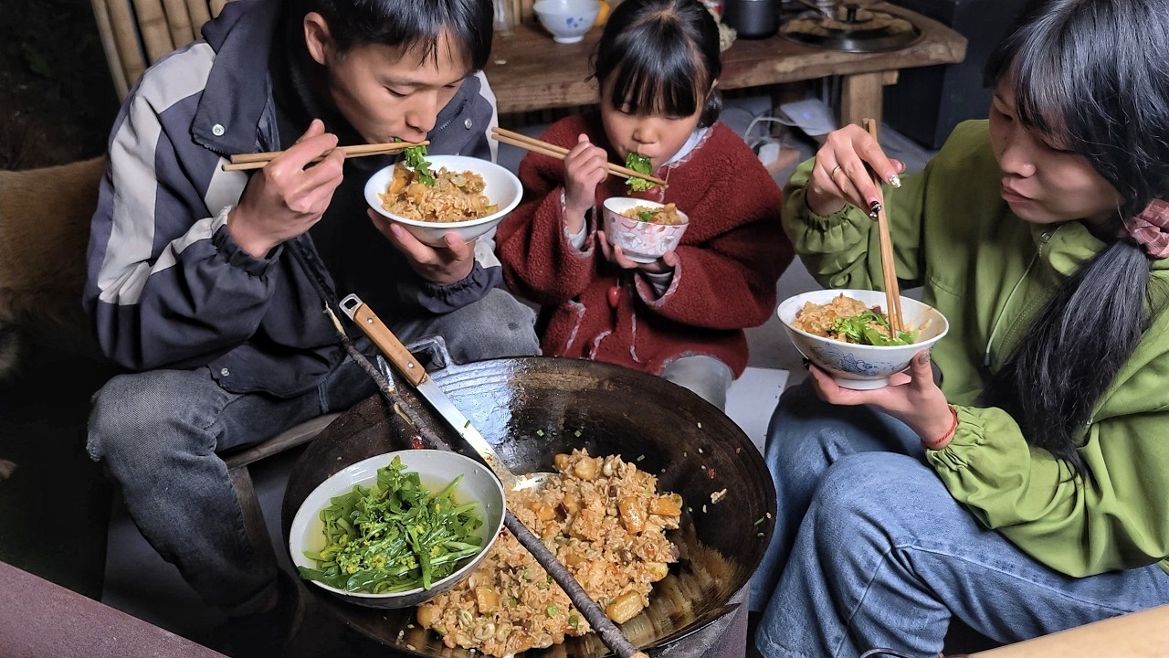 带着7岁女儿住深山，今天圈地搭棚喂鸡鹅，晚上用腊肉蚕豆焖饭吃Living in the deep mountains with my 7-year-old daughter