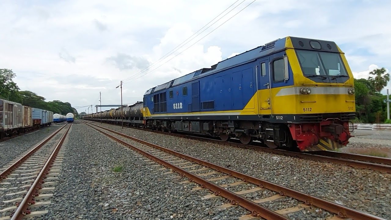 ขบวนรถน้ำมันดิบที่ 636 บึงพระ - แหลมฉบัง เข้าจอดสถานีรถไฟปากน้ำโพ