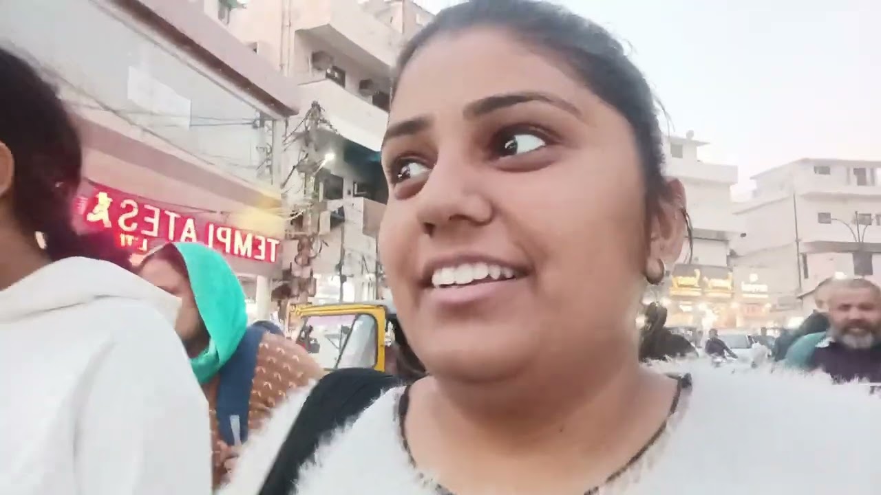 Finally shopping kar ke hum sab ne golgappe aur tikki Khai 🤤🤤🤗🤗🍜🍜❤️❤️🛍️🛍️🛍️🛒