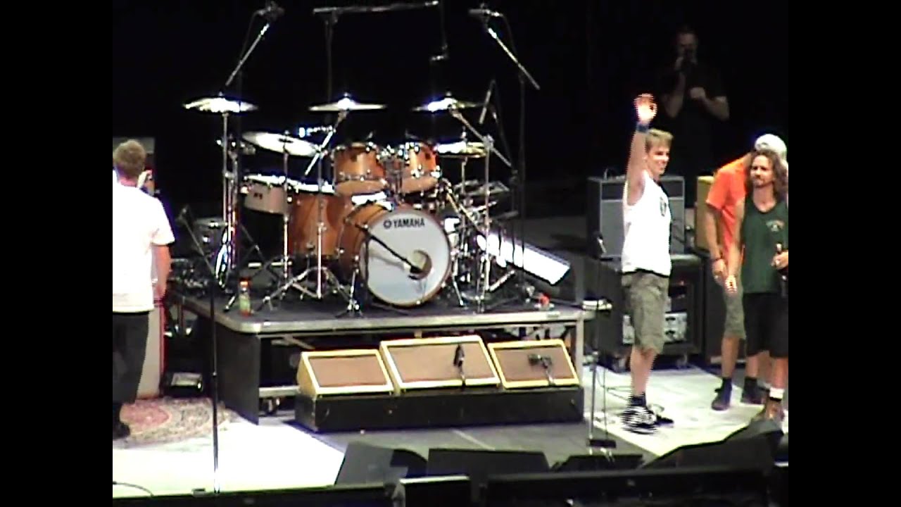Pearl Jam - The Gorge 2006: 30.) Ed talks / Yellow Ledbetter-Star Spangled Banner