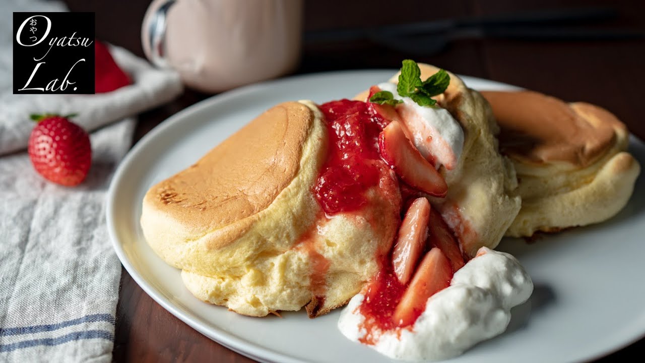 【夫が作るおうちカフェ】いちごのスフレパンケーキ（ホットケーキミックス使用）| マシュマロココア | おうちカフェ | Oyatsu Lab.