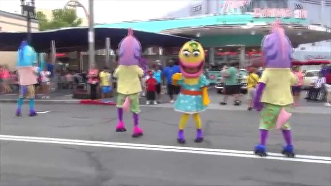 Universal Superstars Spongebob Squarepants Fish Pre-Parade Show 2013