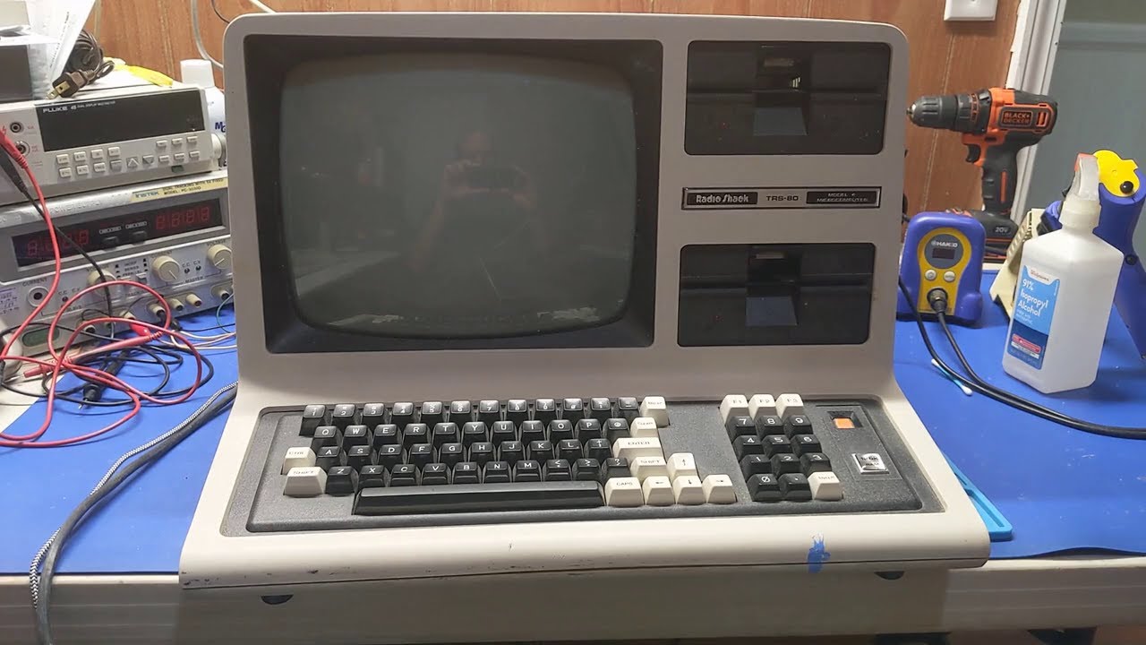 Проверка и частичная реставрация Tandy TRS-80 Model 4