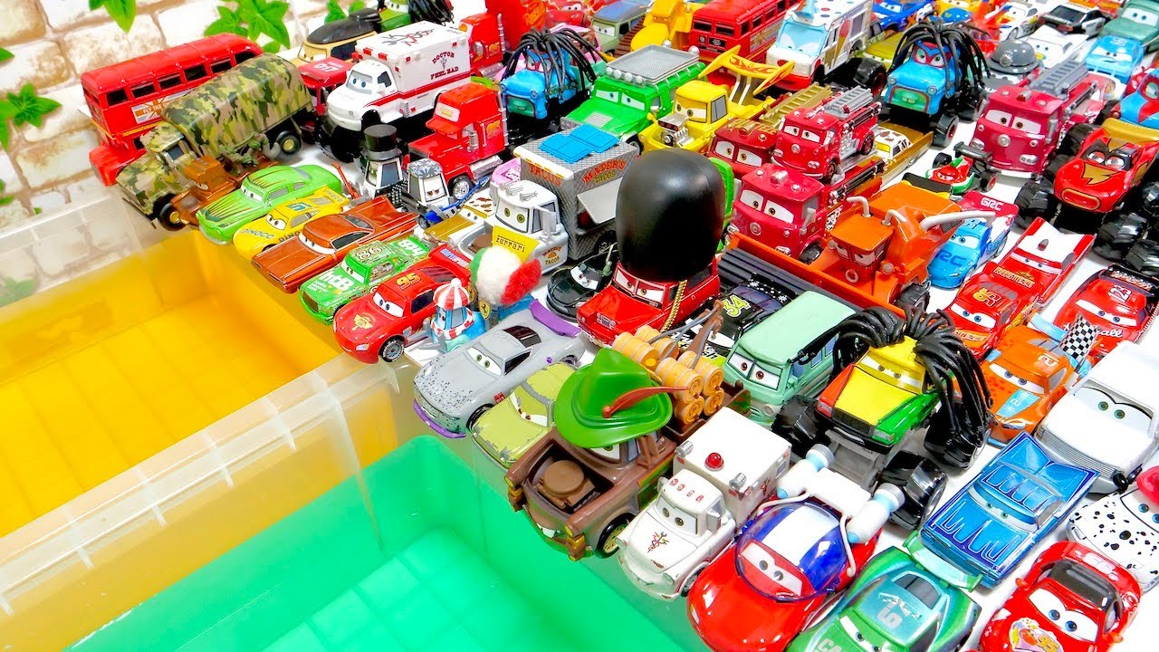 カーズ☆２００台以上のカーズのミニカーを次々と２色の水の中へ落としていく♪