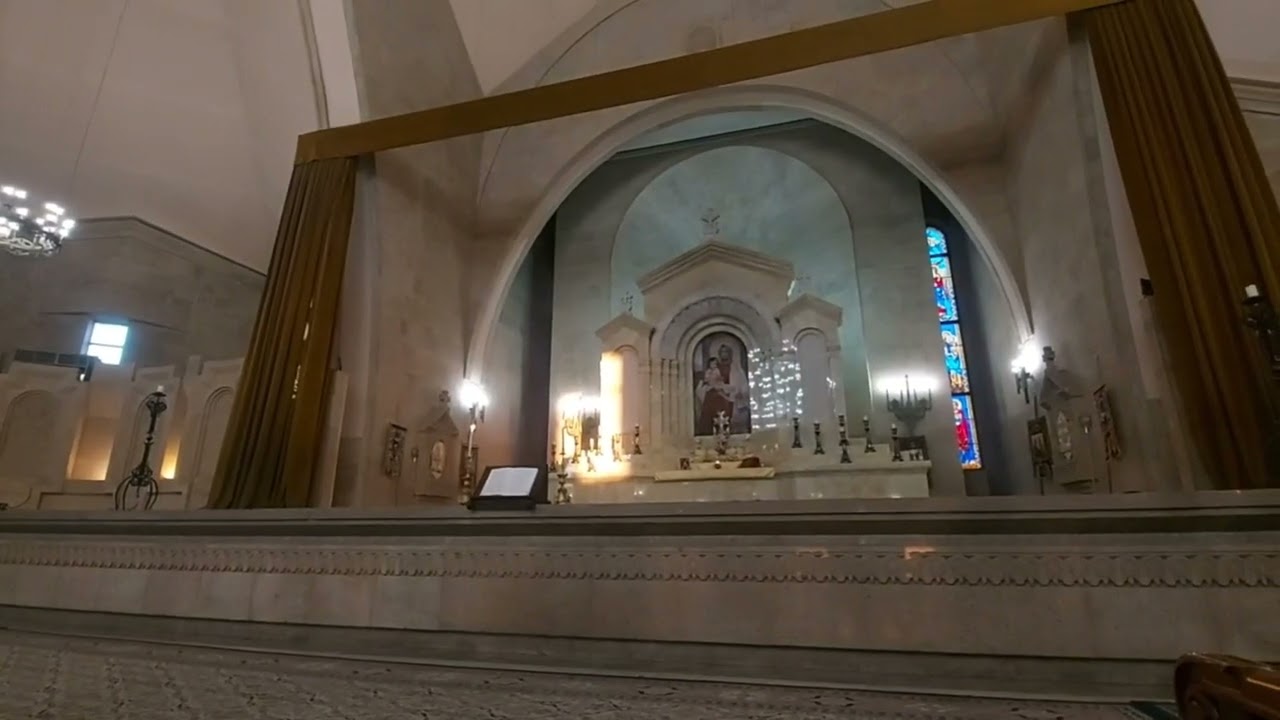 Սուրբ Աստուա՛ծ, սուրբ եւ հզօր, սուրբ եւ անմահ, որ խաչեցար վասն մեր. ողորմեա՛ մեզ: Surb Astvats.