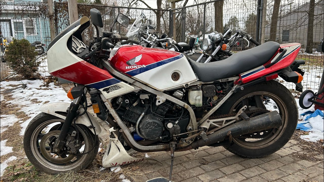 Находка в амбаре Honda Interceptor 700 VF700F V4 1985 года. Внешний вид, характеристики, обзор, п...