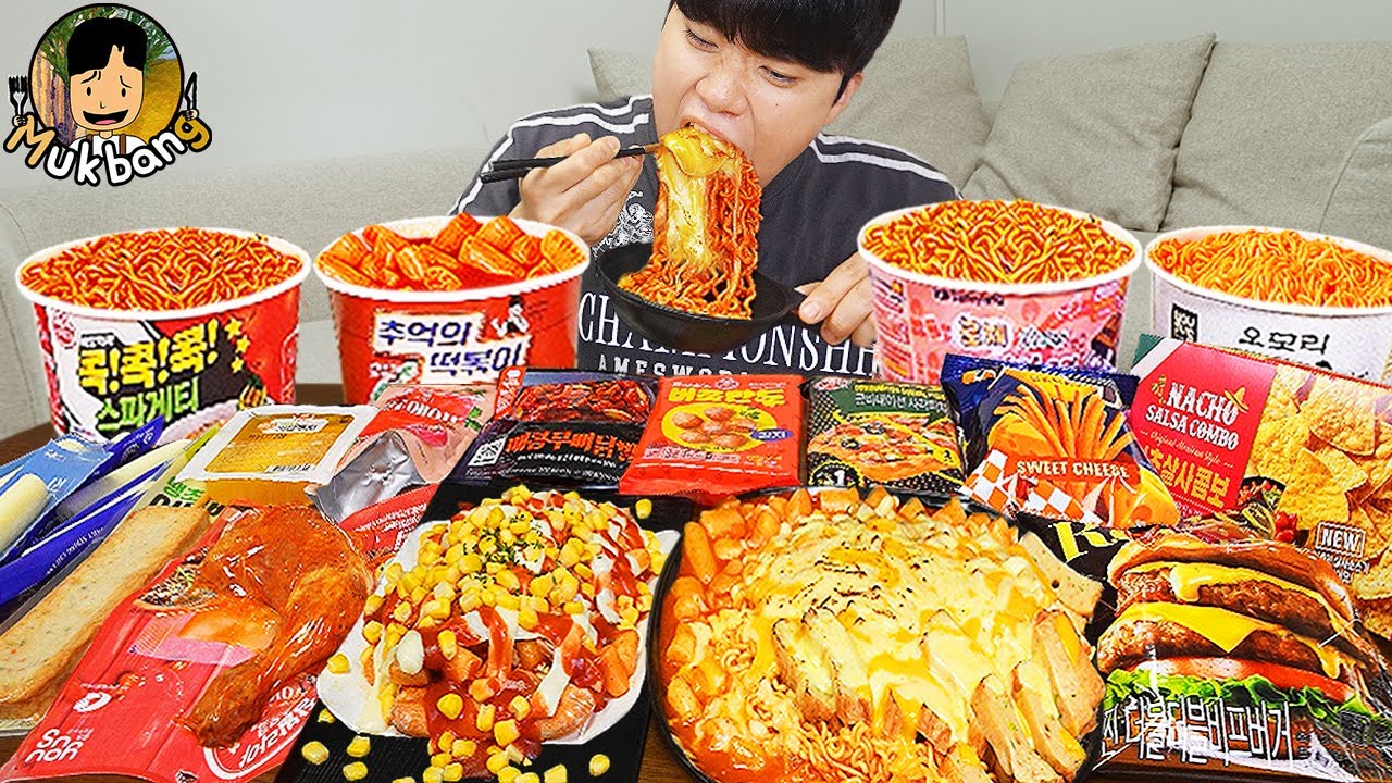 ASMR MUKBANG небольшой магазин, острый рамэн, хот-доги, кимбап, ттеокбокки !! Корейский магазин