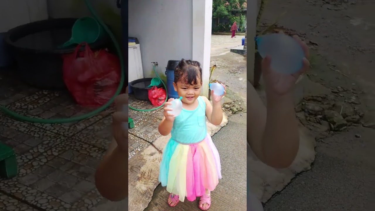 Main pecah balon warna warni bersama Alana