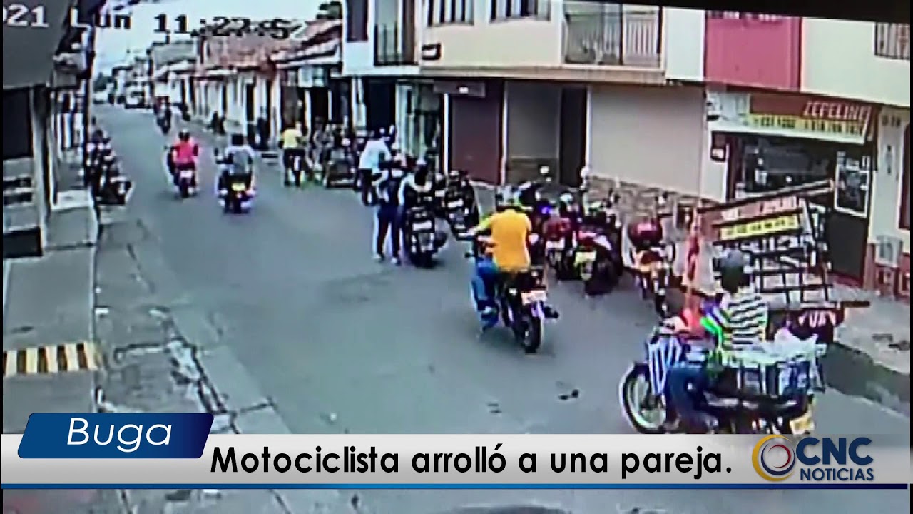 Motociclista choca contra una pareja