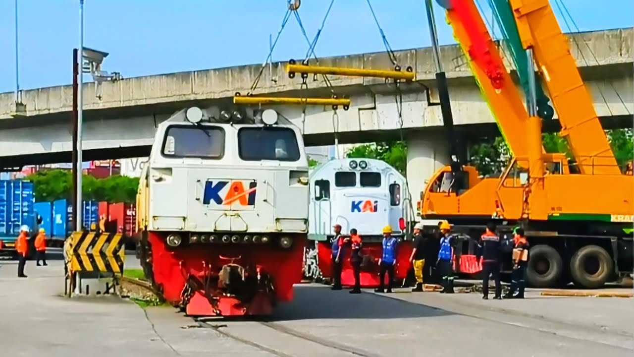 Momen Langka LANGSIRAN KERETA API KONTENER Ditengah Unloading Lokomotif BB Diterminal JICT