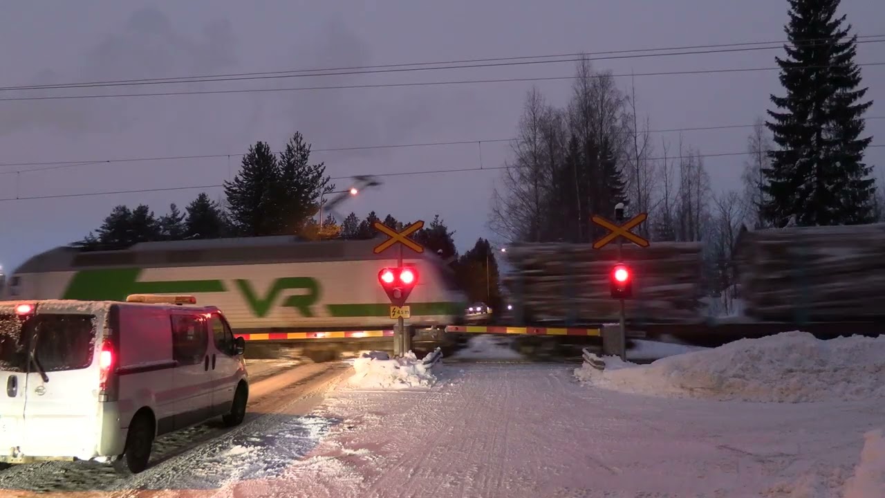 VR freight train T 4160 passed PARKATINTIE ITÄINEN level crossing @Iisalmi, Finland