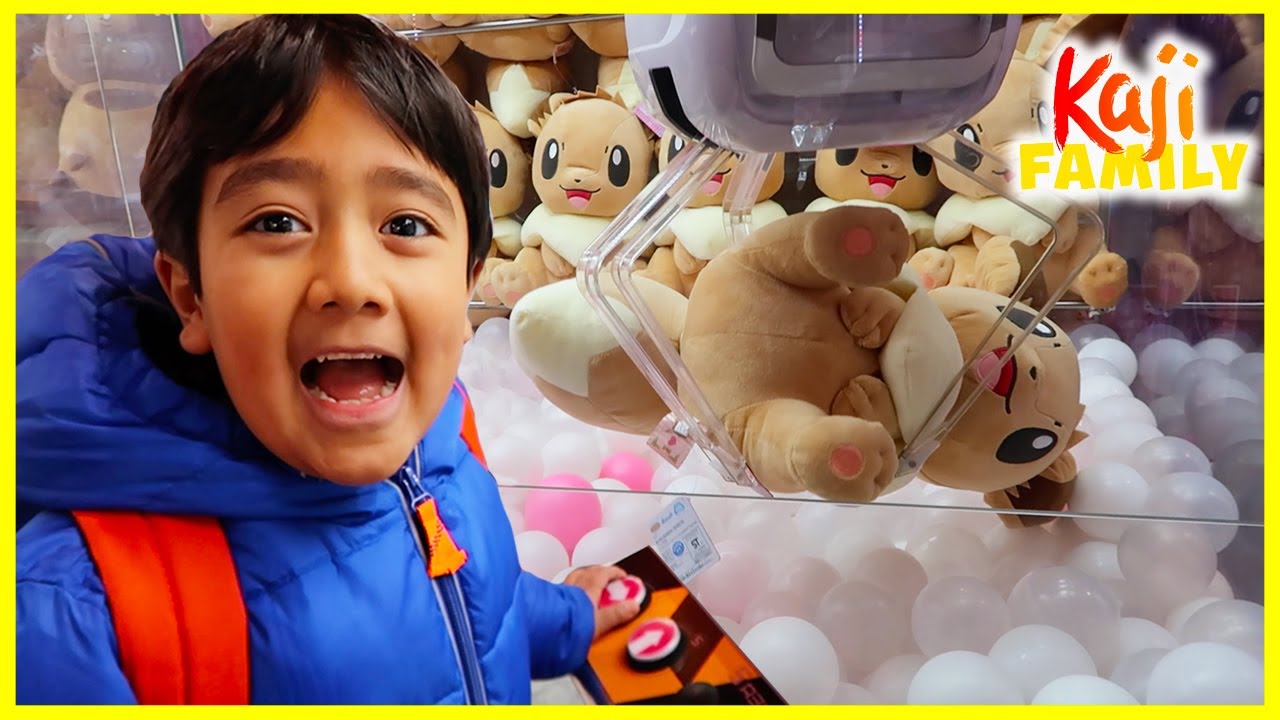 Ryan Trying to Win Prizes at Arcades Claw Machine!!!
