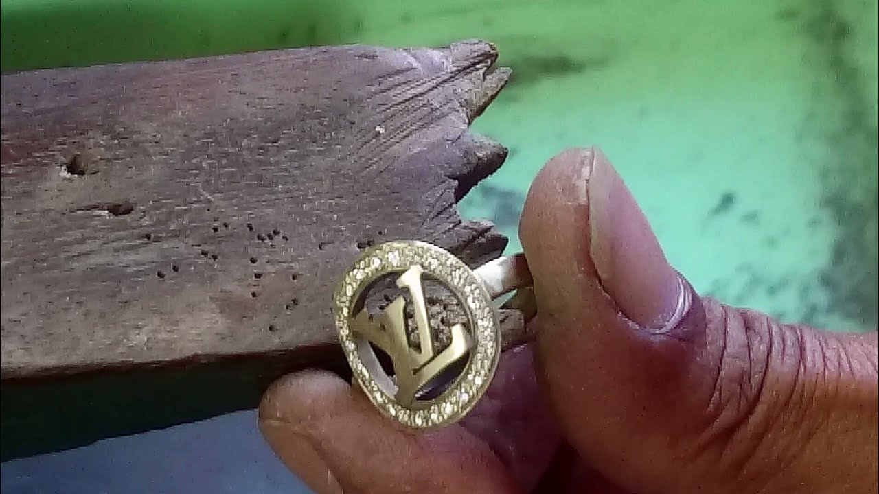 cincin emas putih dengan  permata berlian