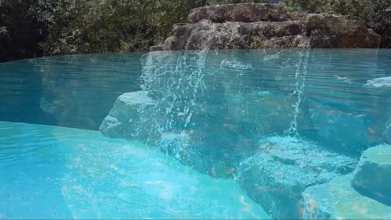 piscine à débordement et cascade d'eau