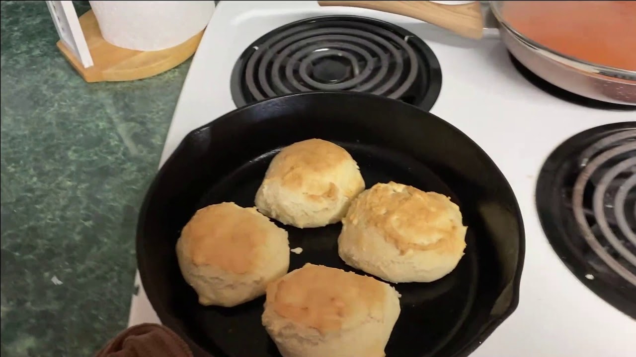 How to Scramble Soft Fluffy Eggs, Easy Homemade Biscuits, Homemade Tomato Gravy. (Double Yolk EGG!)