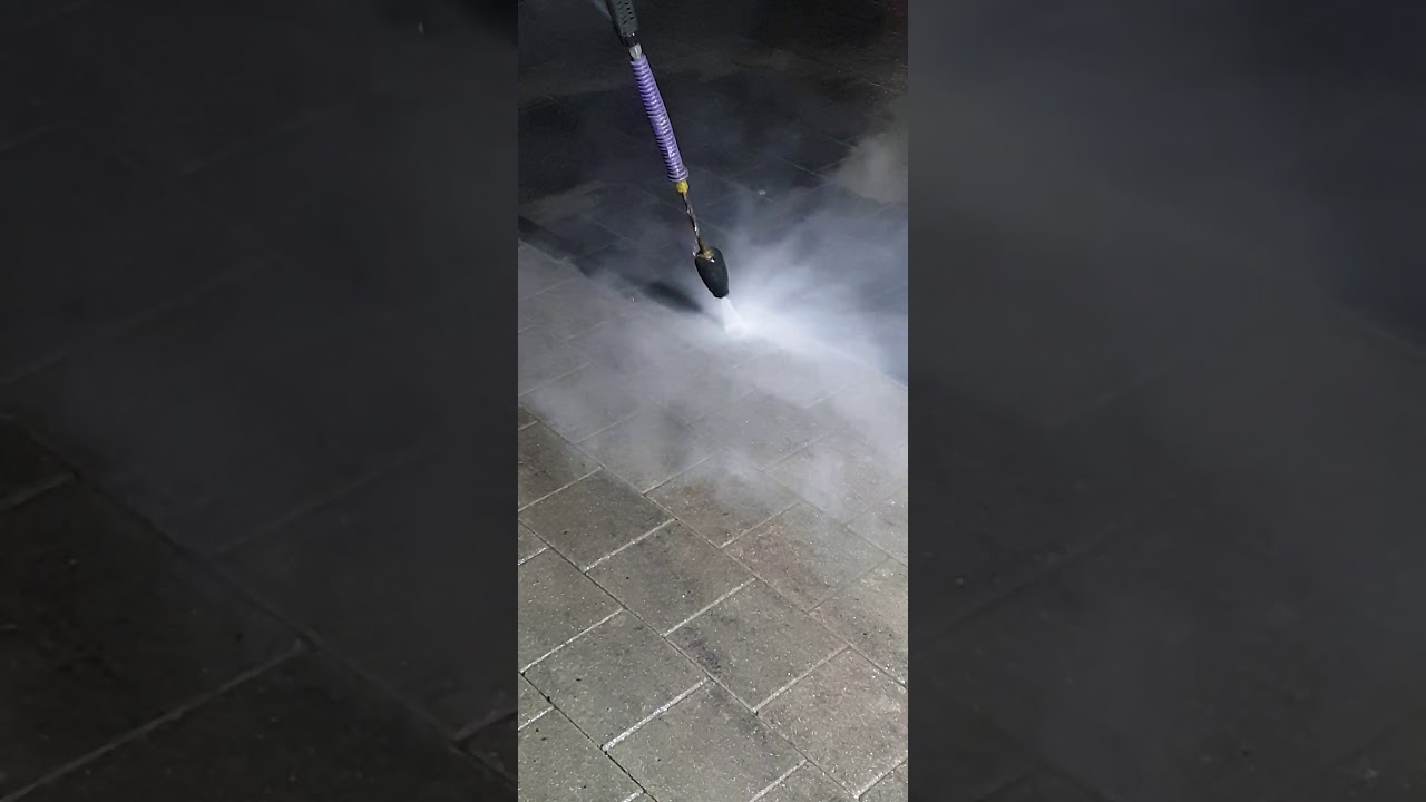 Czyszczenie parkingu ze spalonej gumy