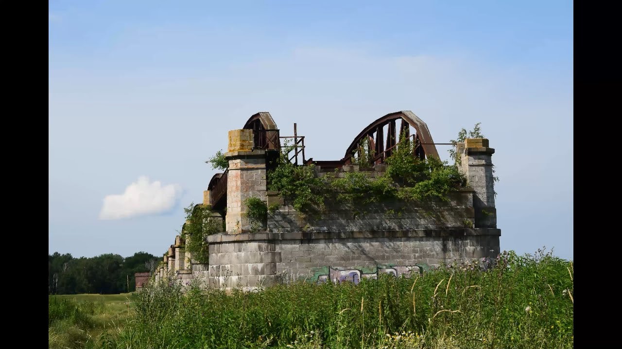 Blick über die Elbe bei der Zerstörten Elbbrücke bei Dömitz am 13.07.2021