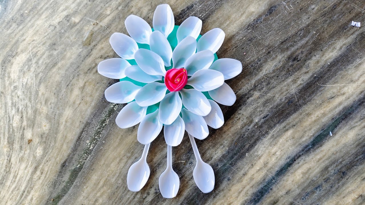 प्लास्टिक के चम्मचों से दीवार पर लटकाने वाली खूबसूरत कलाकृति / Beautiful wall Hanging Carft 