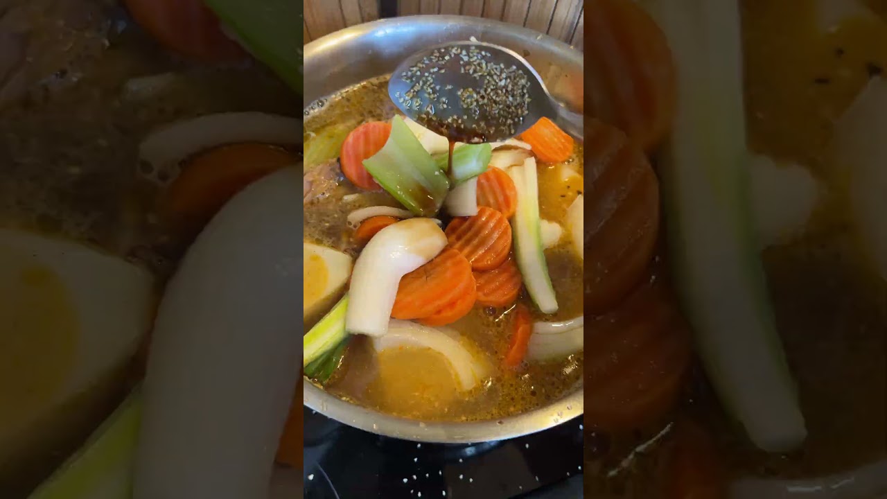 Le bouillon GRATUIT de ton ramen maison&hellip; avec un ingr&eacute;dient que tout le monde jette ? 👀🍜