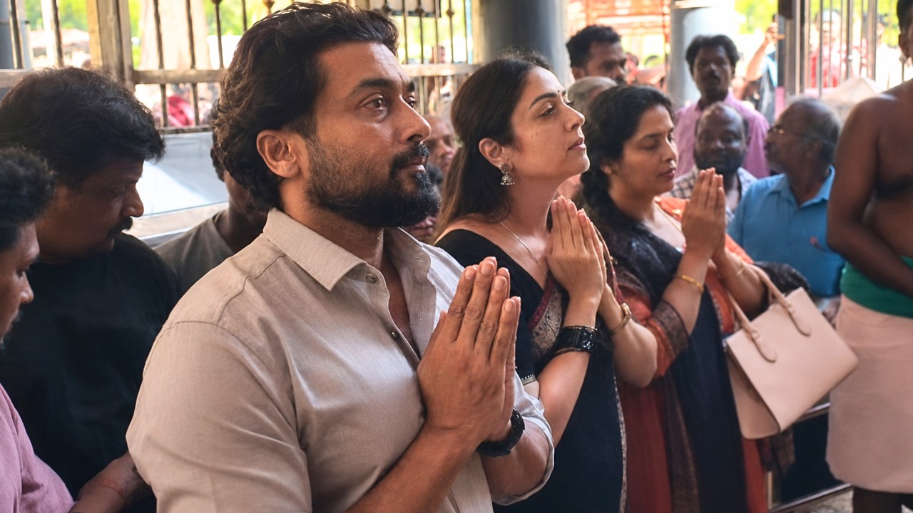 VIRAL VIDEO : Actor Surya And Jyotika Pathinettam Padi Karuppasamy Temple Visit | Suriya Jyothika