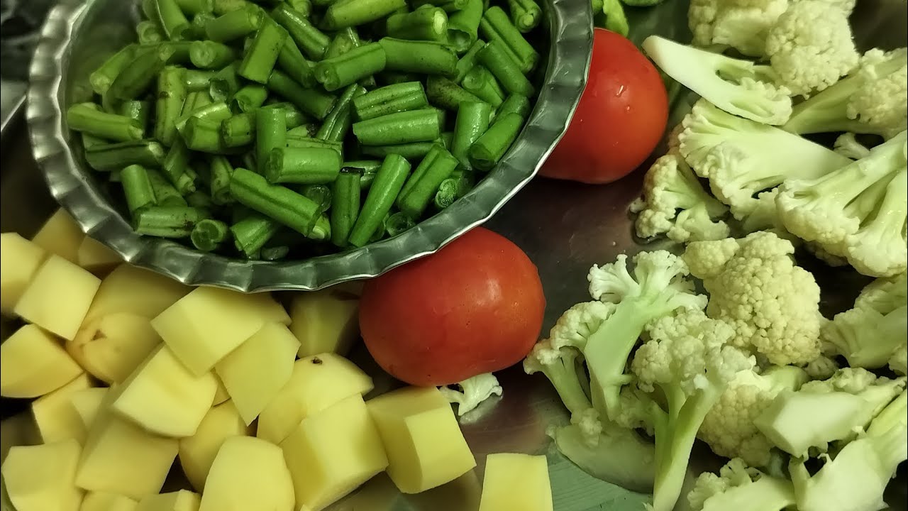 Winter special 💖 ताजे सब्जियों की एकदम नयी रेसिपी जो भी खाये खाता ही रह जाए। Mix veg recipe.#mixveg 