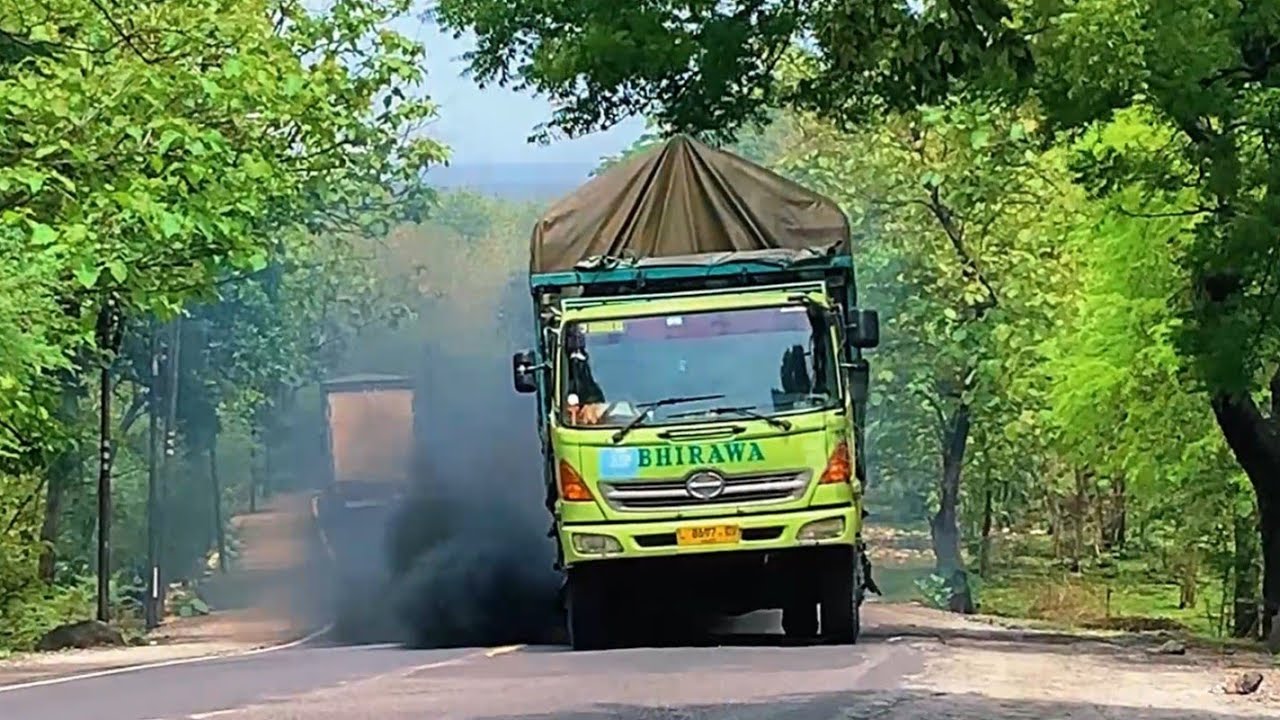 MUATAN BERAT !!! NYARIS TAK KUAT NANJAK TRUK INI SAMPAI KLUAR ASAP HITAM 