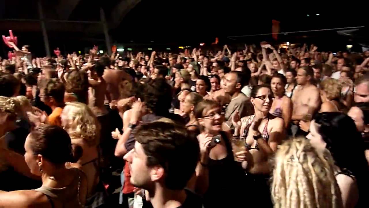 Gossip - Bad Romance / Listen Up! [HD] live
