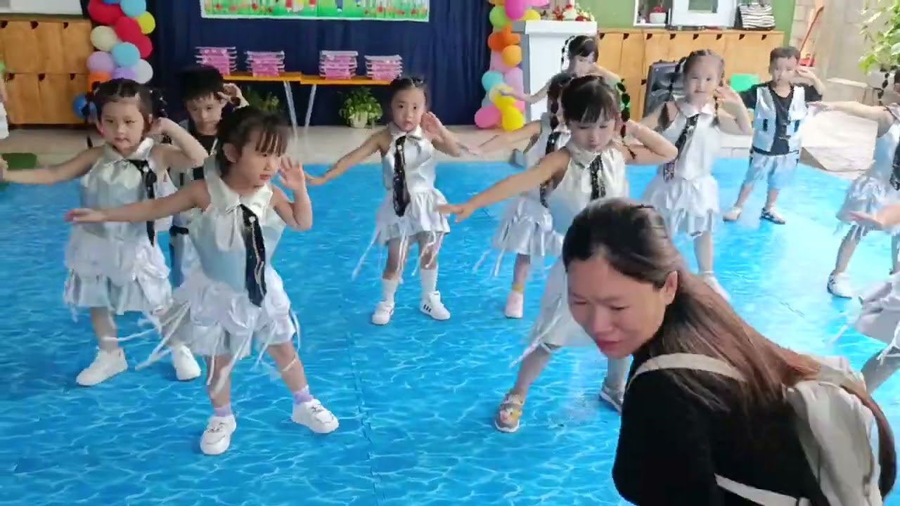 Dâu tây nhảy bambee cuối năm... 2024....2025