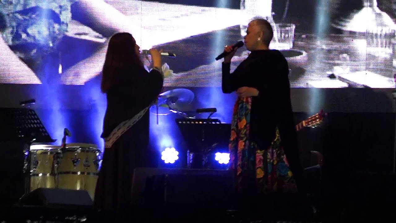 Tania Libertad & Eugenia León - Tómate esta botella conmigo