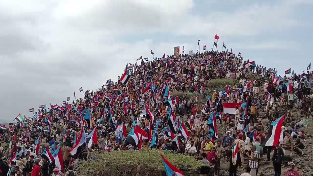 حشود مظاهرة ردفان في مقبرة الشهداء لتجديد الوفاء وقسم قسم بالله ما نرجع استعادت دولة الجنوب او الموت