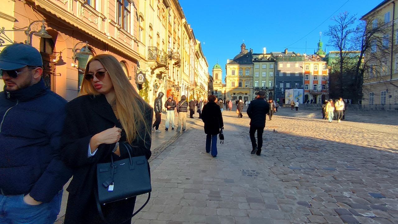 Львів 2025: порожні ресторани і кафе у центрі, потужний хор Lviv walking tour