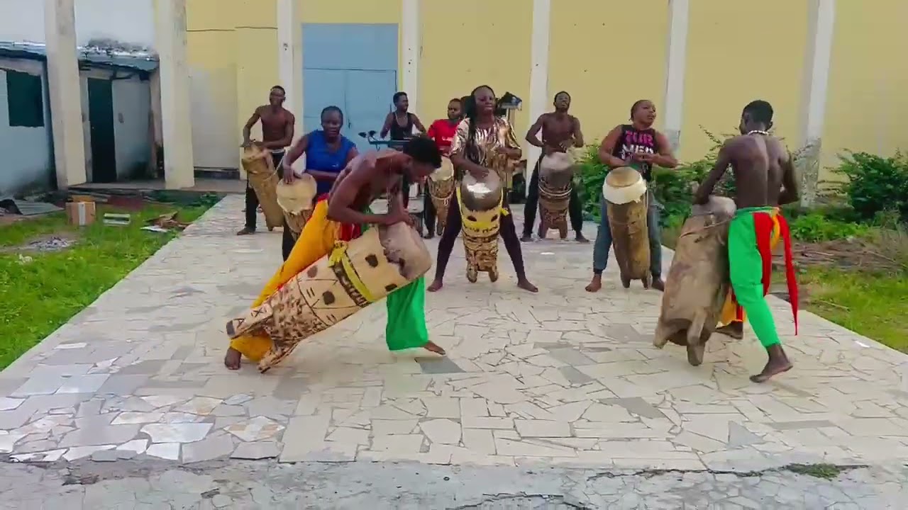 Spectacle mbongui groupe racine d'Afrique 