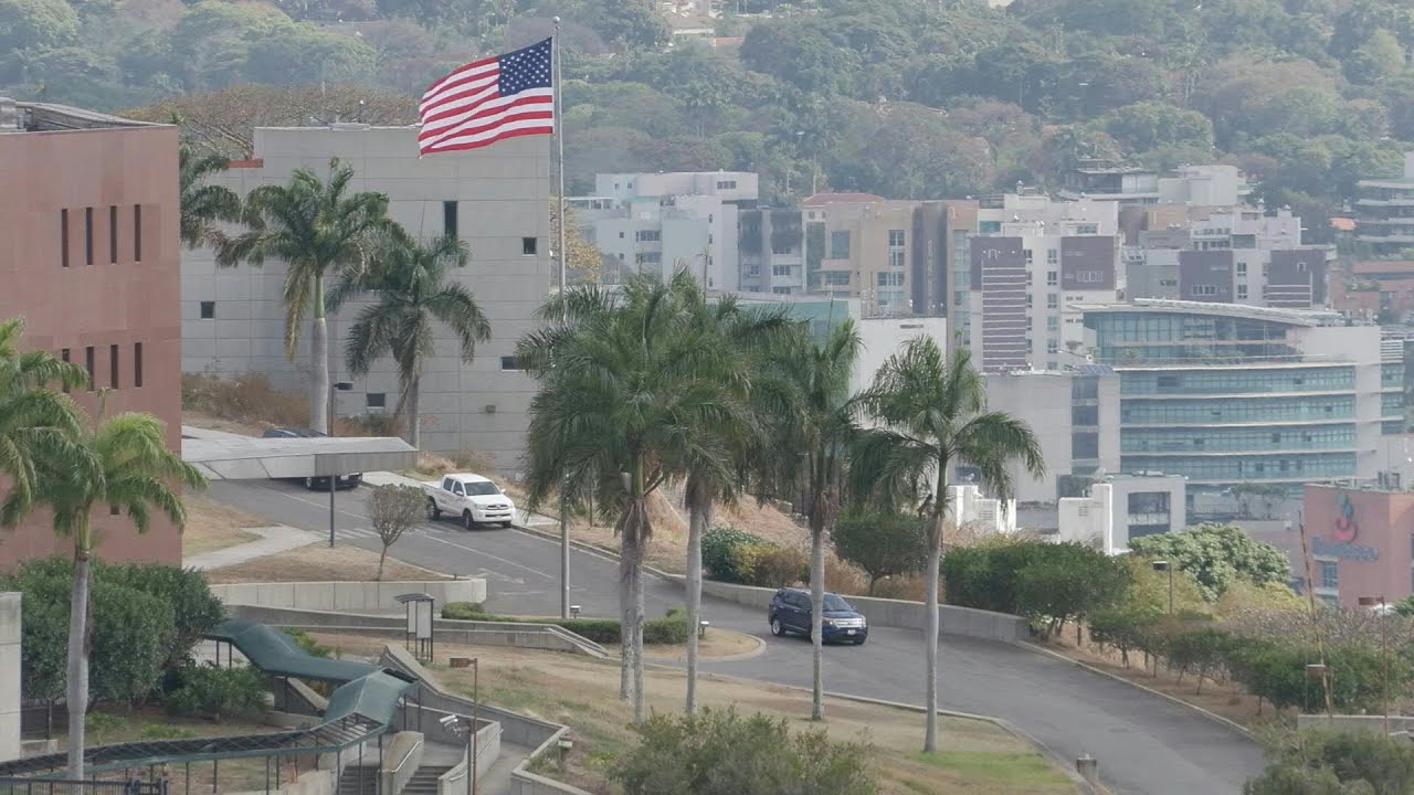EUA hasteiam sua bandeira na embaixada da Venezuela após sete anos | AFP