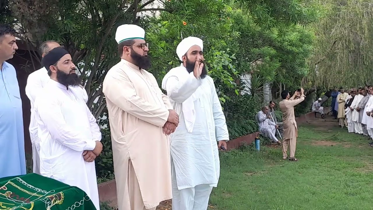 راجہ نوید اقبال کی والدہ محترمہ کی نماز جنازہ کے اجتماع سے علماء اکرام خطاب کرتے ہوئے